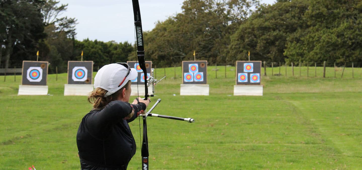 Bogen schießen auf einer Range im Freien