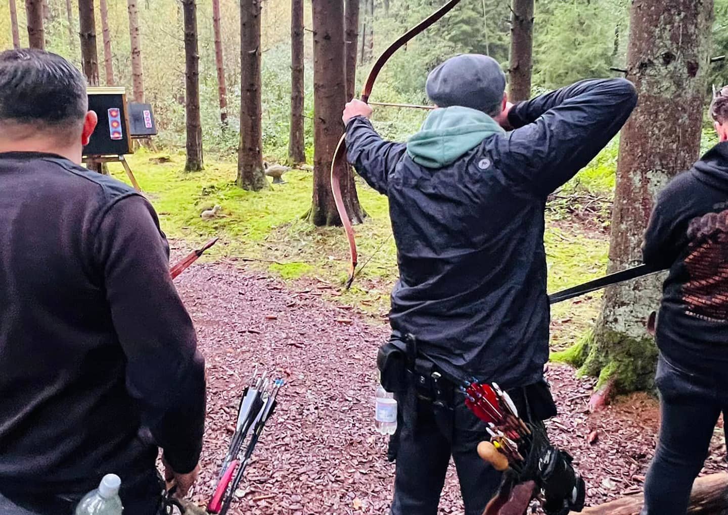 Schützen mit Bogen im Anschlag
