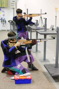 Jugendschützen kniend und stehend