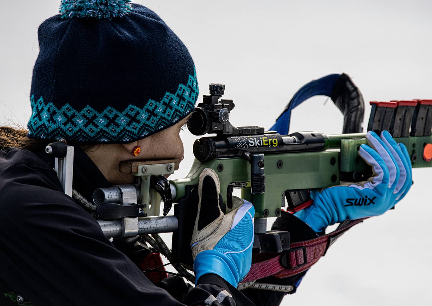 Sportschützin beim Biathlon