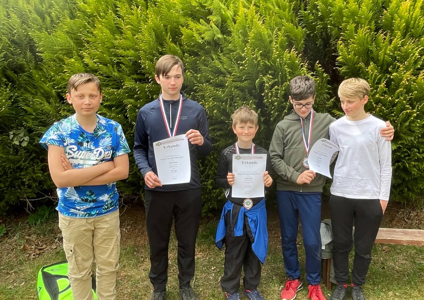 Jugendliche mit Urkunden